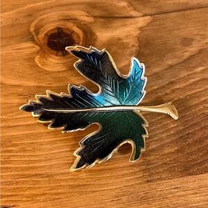 Vintage green maple leaf brooch on gold tone tack tone enamel green and brown
